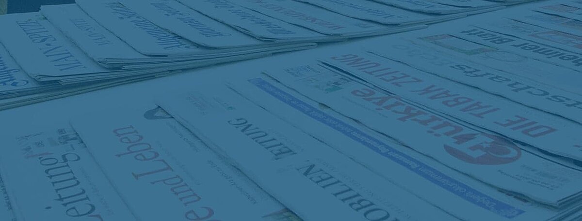 Zeitungen grafisch eingefärbt